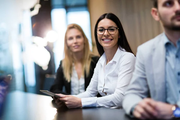 Retrato Una Atractiva Mujer Negocios Sonriente Sentada Cargo —  Fotos de Stock