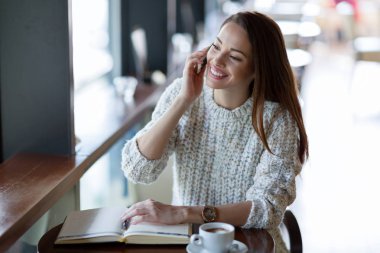 telefon görüþmesi kafede kadın