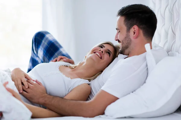 Pareja feliz teniendo momentos románticos — Foto de Stock