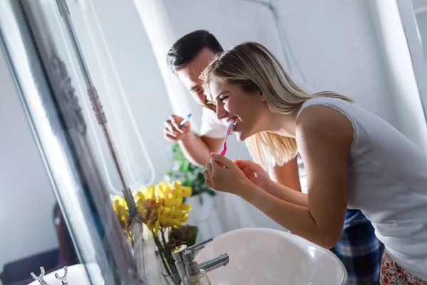 Attractive couple brushing teeth — Stock Photo, Image