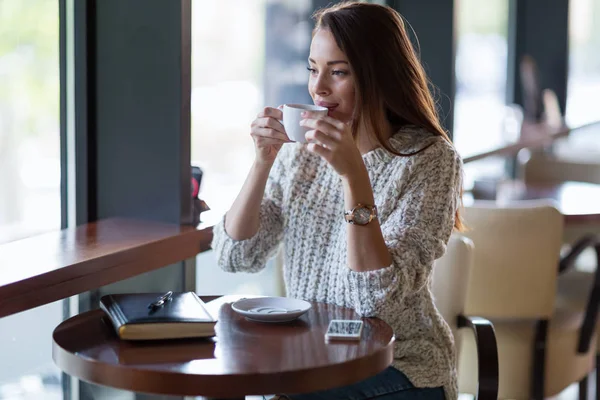 Žena pít kávu v restauraci — Stock fotografie