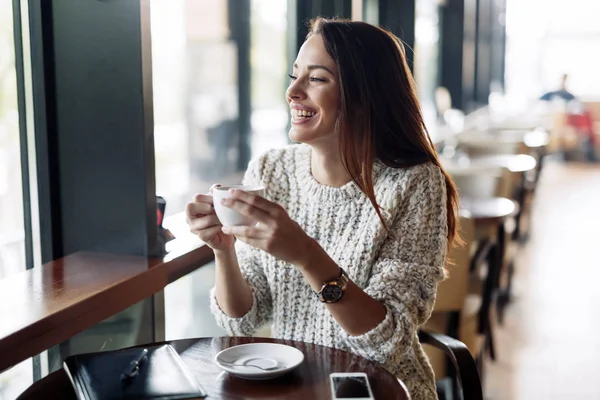 Женщина пьет кофе в ресторане — стоковое фото
