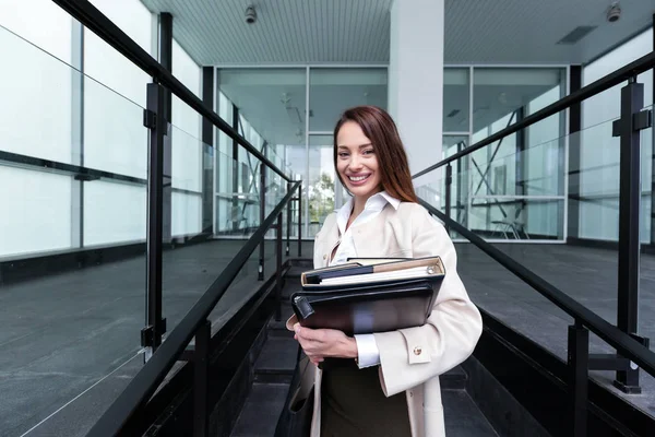 Hermosa mujer de negocios va a la oficina — Foto de Stock