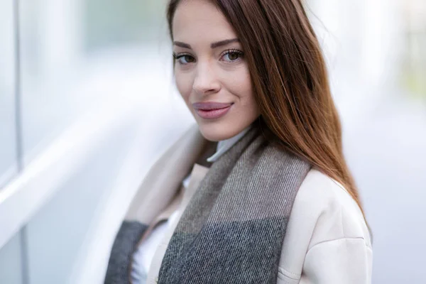 Belle femme d'affaires va au bureau — Photo