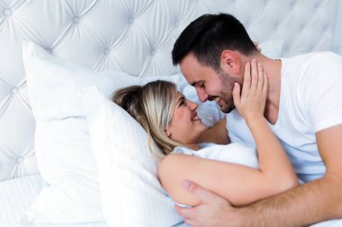 Mutlu çift romantik kez sahip