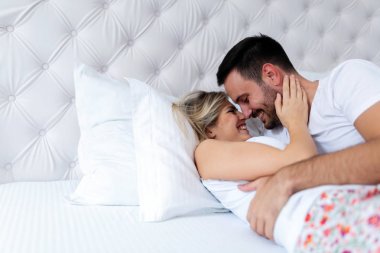 Mutlu çift romantik kez sahip