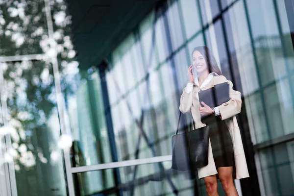 Hermosa mujer de negocios va a la oficina — Foto de Stock