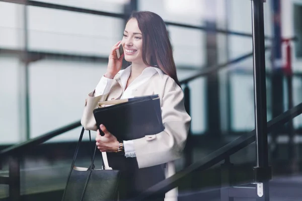 Hermosa mujer de negocios va a la oficina — Foto de Stock