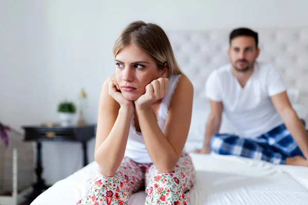 Casal jovem infeliz no quarto — Fotografia de Stock