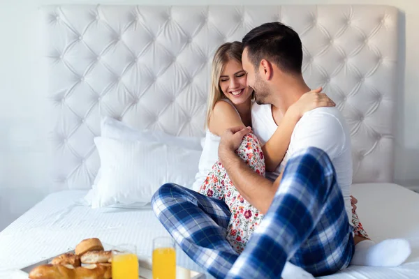 Pareja desayunando en la cama — Foto de Stock