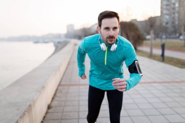  kentsel alanda koşan fitness adam