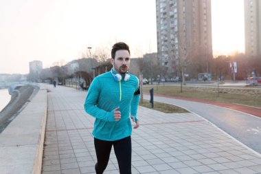  kentsel alanda koşan fitness adam