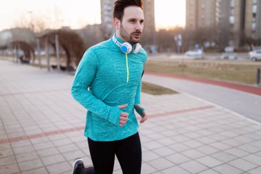  kentsel alanda koşan fitness adam