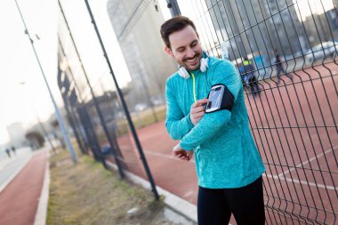  kentsel alanda koşan fitness adam