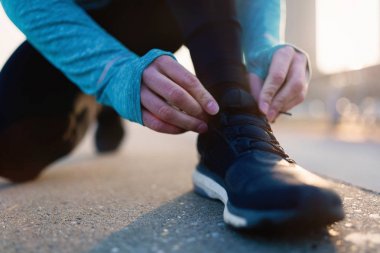 Koşucu koşu ayakkabıları çalışıyor 