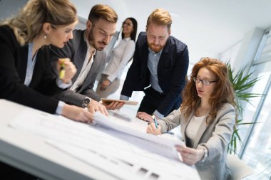 Takım birlikte Office proje üzerinde çalışan mimarlar