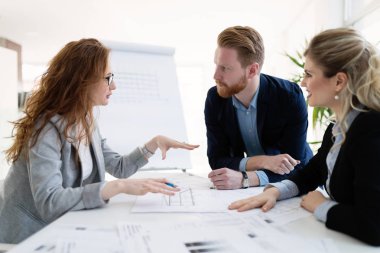 Takım birlikte Office proje üzerinde çalışan mimarlar