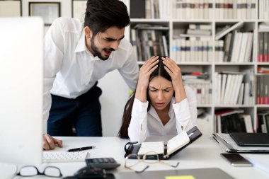 Öfkeli patron onun çalışan Office çalışmalarında hatalar için bağırıyor