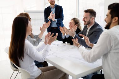 Takım birlikte Office proje üzerinde çalışan mimarlar