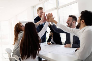 Takım birlikte Office proje üzerinde çalışan mimarlar