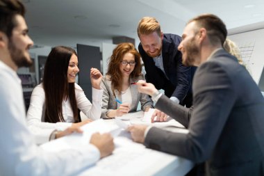 Takım birlikte Office proje üzerinde çalışan mimarlar