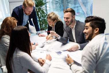 Takım birlikte Office proje üzerinde çalışan mimarlar