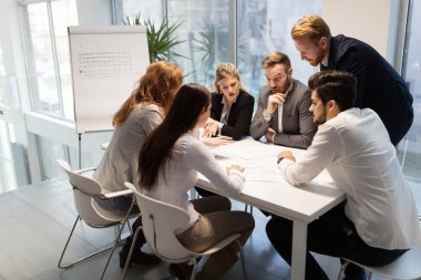 Takım birlikte Office proje üzerinde çalışan mimarlar