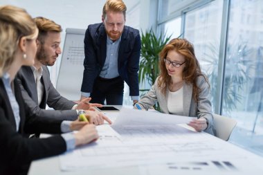 Takım birlikte Office proje üzerinde çalışan mimarlar