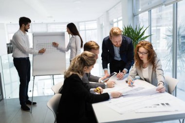 Takım birlikte Office proje üzerinde çalışan mimarlar