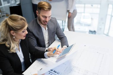 Office projesinde birlikte çalışan iki genç mimarlar