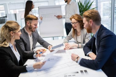 Takım birlikte Office proje üzerinde çalışan mimarlar