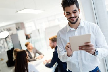 Genç çekici erkek mimar dijital tablet kullanma office