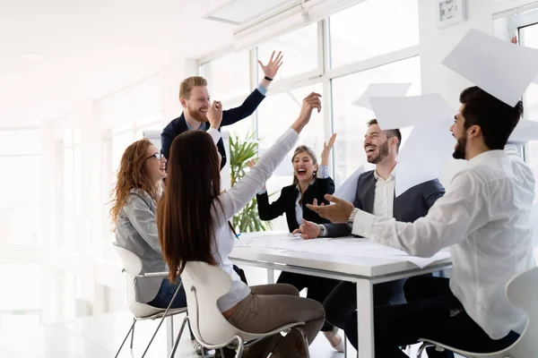 Takım birlikte Office proje üzerinde çalışan mimarlar