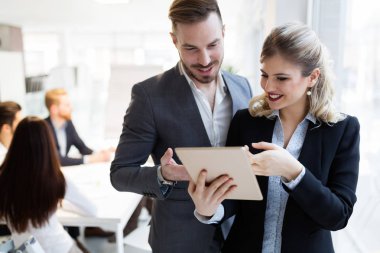 Takım birlikte Office proje üzerinde çalışan mimarlar