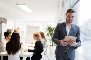 Genç çekici erkek mimar dijital tablet kullanma office