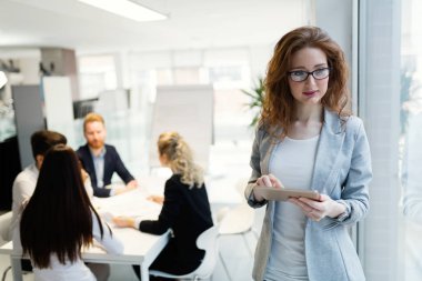 Ofiste dijital tablet kullanan çekici genç bir kadın mimar.