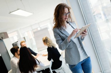 Ofiste dijital tablet kullanan çekici genç bir kadın mimar.