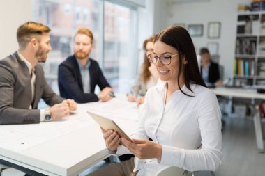 Takım birlikte Office proje üzerinde çalışan mimarlar