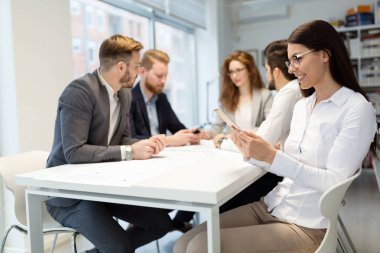 Takım birlikte Office proje üzerinde çalışan mimarlar