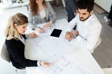 Takım birlikte Office proje üzerinde çalışan mimarlar