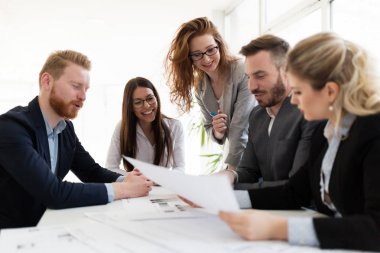 Takım birlikte Office proje üzerinde çalışan mimarlar