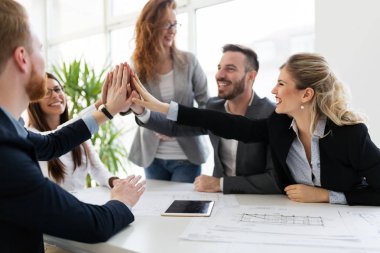 Takım birlikte Office proje üzerinde çalışan mimarlar