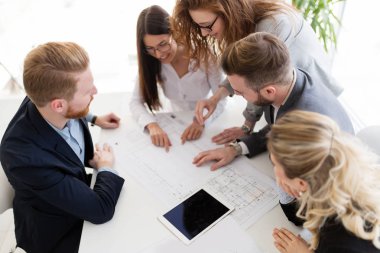 Takım birlikte Office proje üzerinde çalışan mimarlar