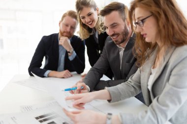 Takım birlikte Office proje üzerinde çalışan mimarlar