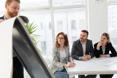 Takım birlikte Office proje üzerinde çalışan mimarlar