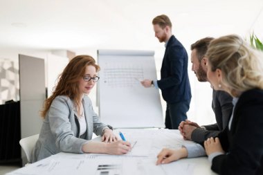 Takım birlikte Office proje üzerinde çalışan mimarlar