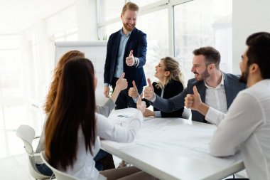 Takım birlikte Office proje üzerinde çalışan mimarlar