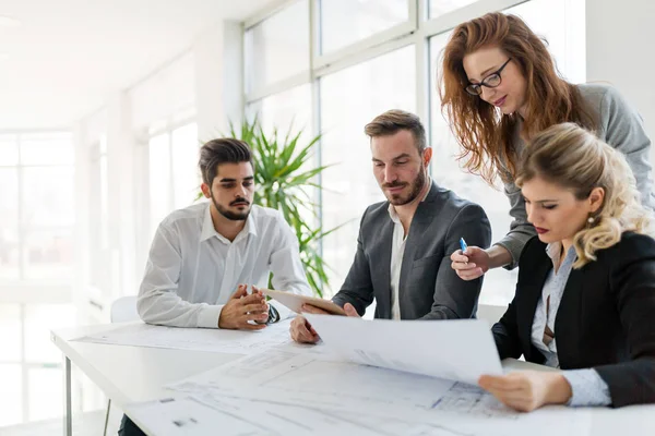 Equipo Arquitectos Trabajando Juntos Proyecto Oficina — Foto de Stock