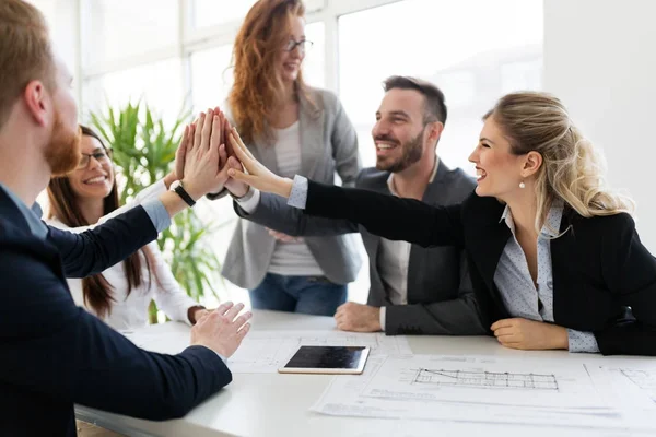 Takım birlikte Office proje üzerinde çalışan mimarlar