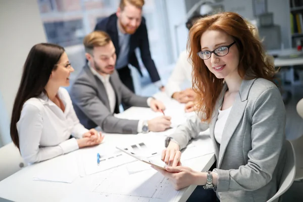 Takım birlikte Office proje üzerinde çalışan mimarlar